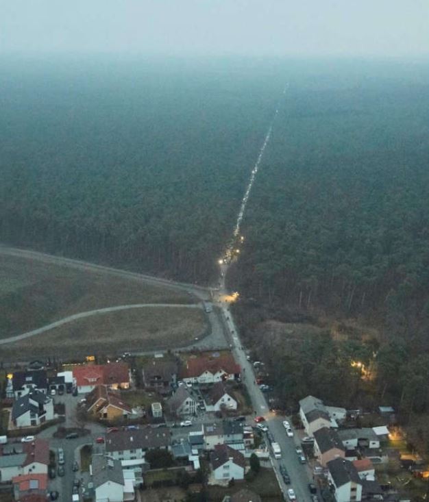 Lichterkette gegen Bahntrasse